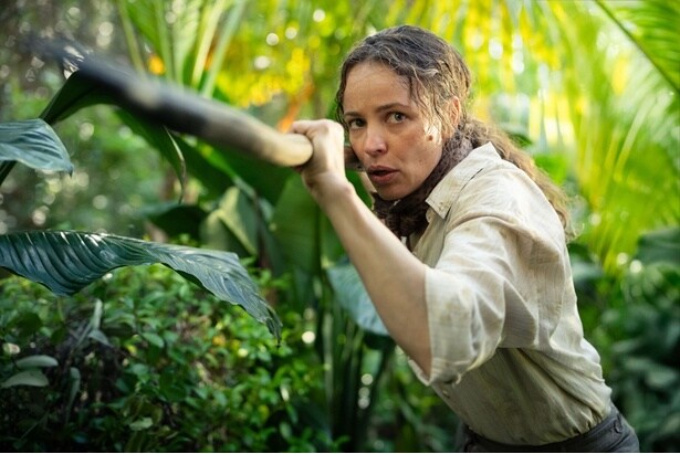 【写真を見る】サム・ライミ節、全開！卓越したサバイバルスキルで、あれもこれもやってのける主人公リンダ