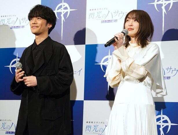 【写真を見る】映画『機動戦士ガンダム 閃光のハサウェイ キルケーの魔女』の公開記念舞台挨拶で反響をリサーチ中と語った小野賢章と上田麗奈。