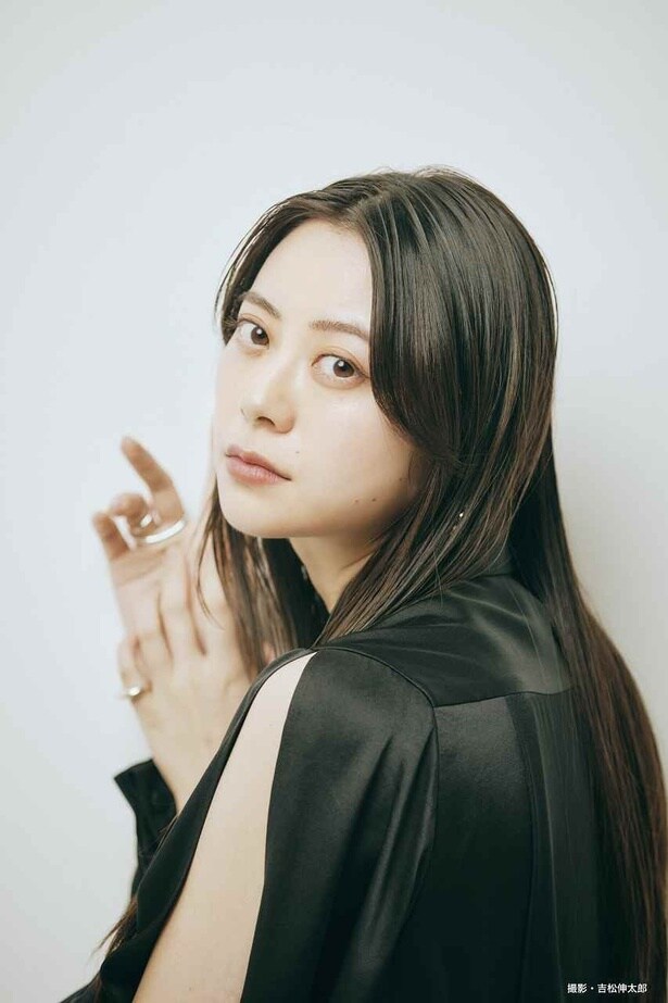 【写真を見る】山下リオがパラノイア的な恐怖に苛まれていく主人公を狂演！