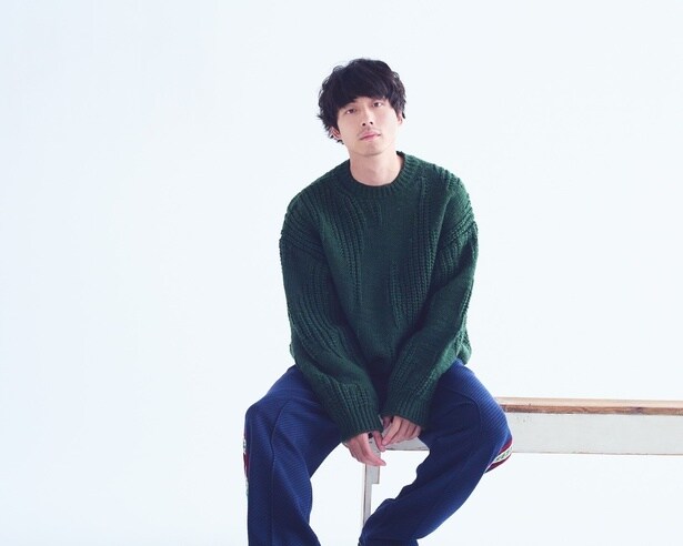 【写真を見る】坂口健太郎は主人公の孤独な青年期から40代までを演じる