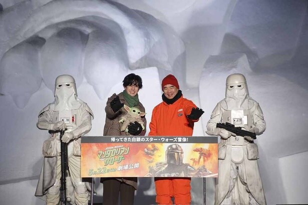 【写真を見る】「スター・ウォーズ」の大ファンである中島裕翔と宇宙飛行士の野口聡一が笑顔で登場！