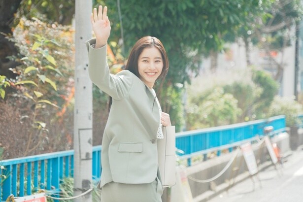 【写真を見る】新木優子が漆原の悲しき過去に大きく関係する、遥を演じる