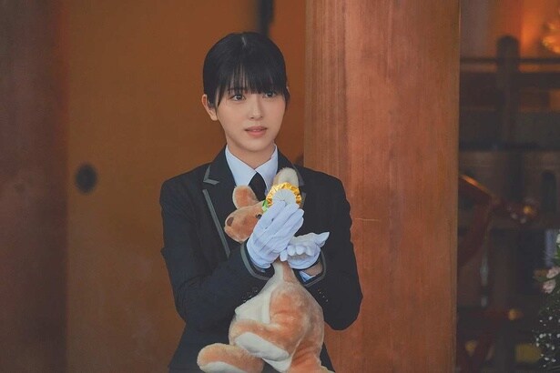 【写真を見る】『ほどなく、お別れです』で目黒蓮とは初共演となる、新人葬祭プランナー、清水美空役の浜辺美波