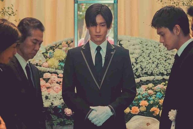 『ほどなく、お別れです』で美空の能力に気づく葬祭プランナーの漆原礼二役に目黒蓮