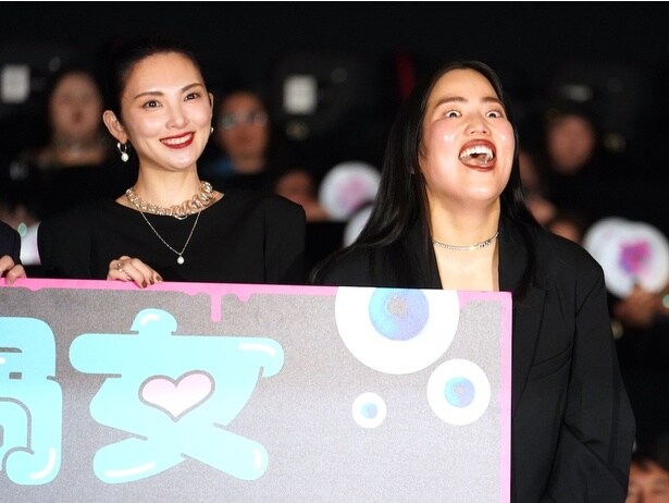 ゆりやんレトリィバァ、監督デビュー作『禍禍女』初日舞台挨拶で田中麗奈らから現場での姿勢を絶賛され照れまくり！主演・南沙良からは感謝の手紙も到着