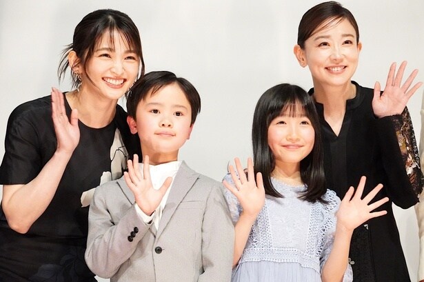 親子役のキャスト陣がそろって、大きな笑顔！