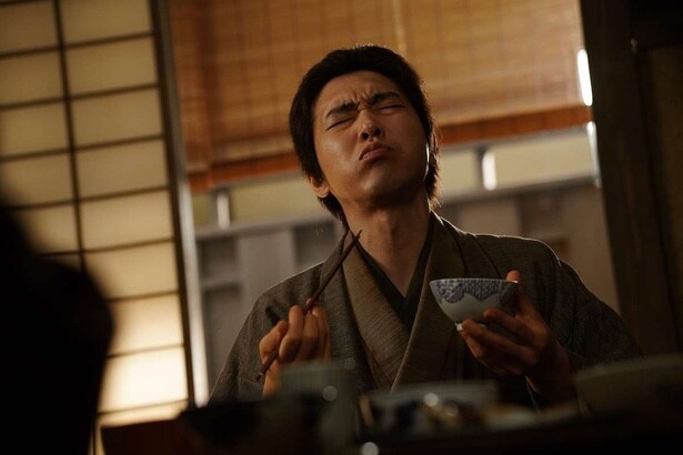 【写真を見る】なんて美味しそうに食べるんだ！総一郎役の柄本佑、口いっぱいにご飯を頬張り満足げな表情