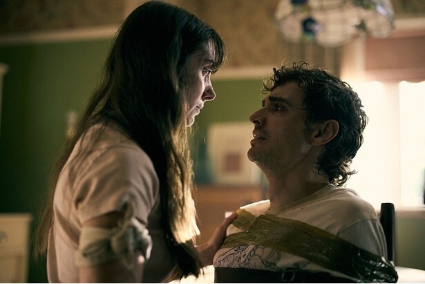 実生活でも夫婦であるアリソン・ブリー(左)とデイヴ・フランコ(右)が共演