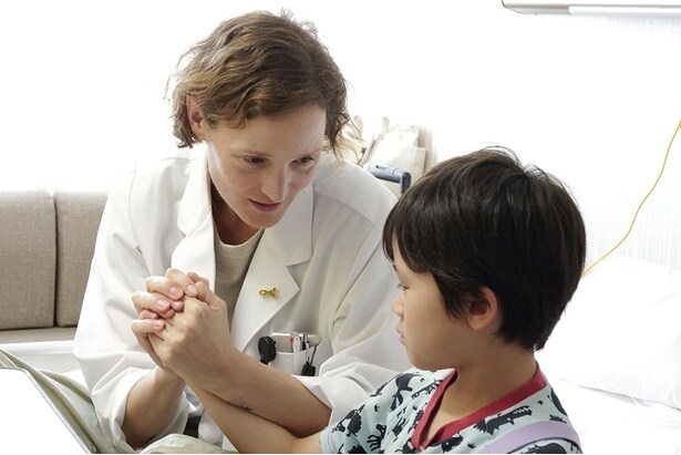 ヴィッキー・クリープス演じるコリーは神戸の臓器移植医療センターでサポートスタッフとして働く