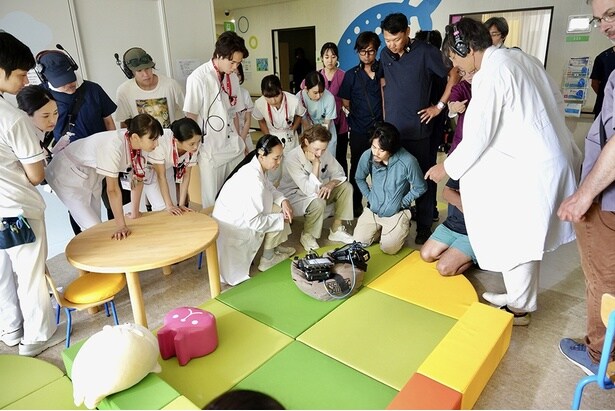 心臓移植手術のシーンは、実際に小児臓器移植に携わる人々の協力のもとで、ドキュメンタリーのように撮影された