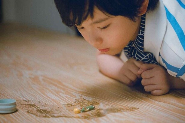 【写真を見る】息子、甲本翔の姿をしたヒューマノイド役に、200名以上のオーディションから抜擢された桒木里夢!