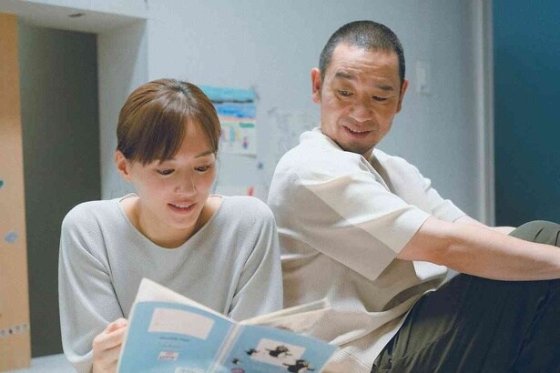 建築家の甲本音々(綾瀬はるか)と、夫で工務店の二代目社長、甲本健介(大悟)