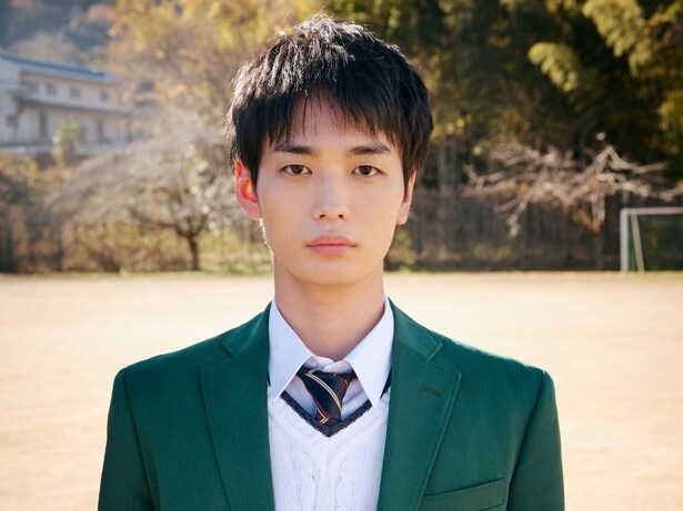 【写真を見る】青木柚が演じるのは、海外帰りで集団行動になじめない転校生、優