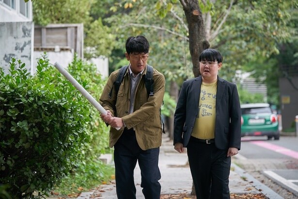 【写真を見る】道を歩きながらでも素振りする生真面目なチャンウク(ハ・ジョンウ)