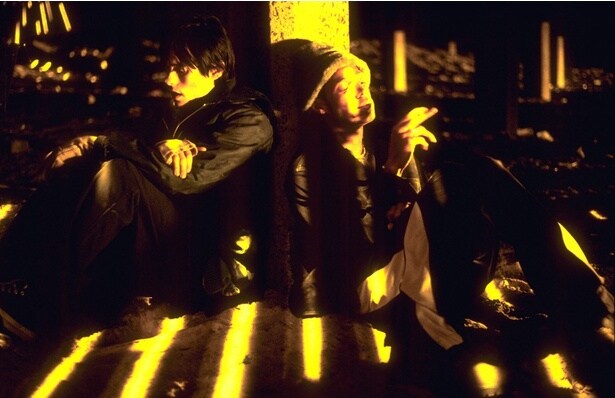 薬物に依存し、溺れ、破滅していく様を容赦なく描いていく