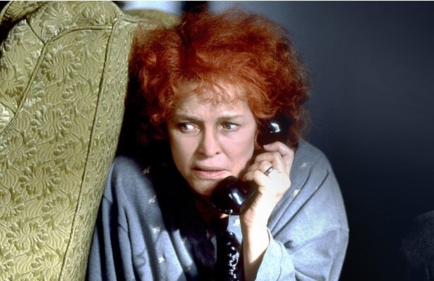 ダイエット薬として処方された薬が覚醒剤だったことから依存症に陥っていくサラ