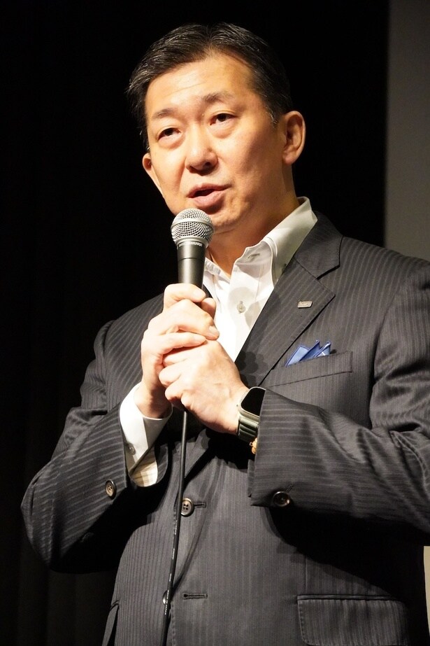 映画『宣誓』の完成披露舞台挨拶に登壇した柿崎ゆうじ監督