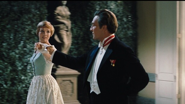 いつしか惹かれ合うようになっていくマリアとトラップ大佐