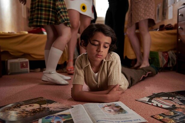 母の愛と“歌の力”によって奇跡を起こした少年の実話が描かれる