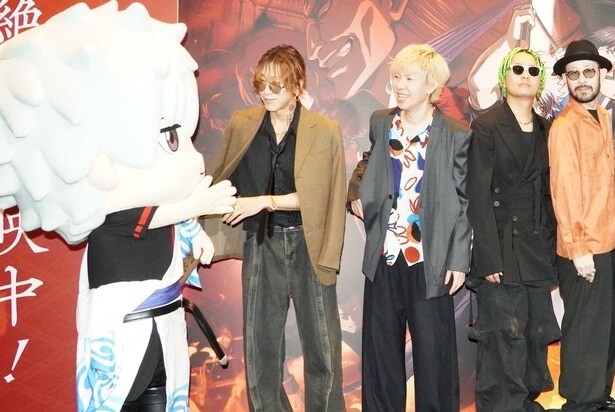 【写真を見る】SUPER BEAVER、銀時と握手！