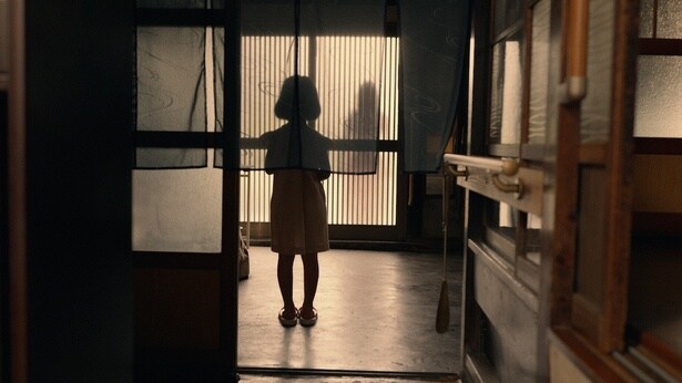 【写真を見る】前回の大賞受賞作が初配信！“おるすばん”をしている5歳の少女に起こる不思議なできごととは…(『夏の午後、おるすばんをしているの』)