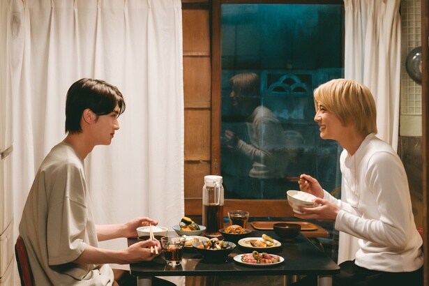 【写真を見る】停戦しているとはいえ緊張感のある間柄だった2人も、少しずつ心を開いていく