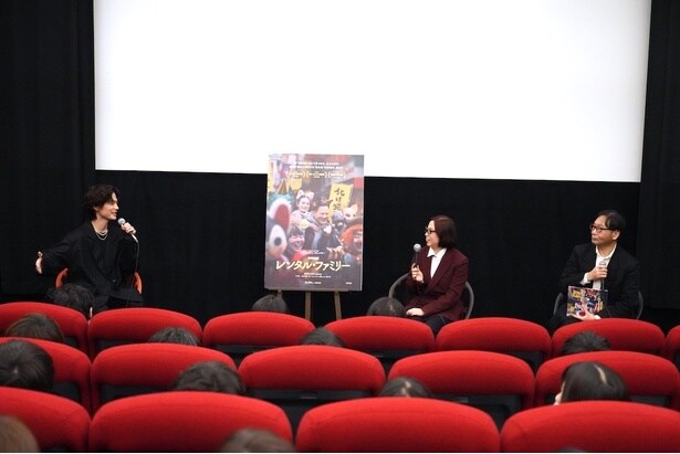 【写真を見る】コラムニストの山崎まどか、本作の宣伝プロデューサー平山義成、サプライズゲストに木村文が登壇し映画『レンタル・ファミリー』の魅力を語った
