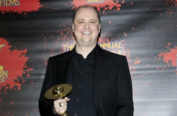 【写真を見る】“キングファン”を公言しているマイク・フラナガン監督。「キャリー」のドラマシリーズも待機!