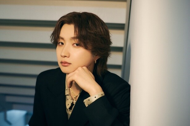 【写真を見る】瞳に引き込まれそう…改めてワールドツアーを振り返ってくれたJUNON&LEOを撮りおろし