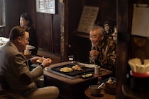 『レンタル・ファミリー』ブレンダン・フレイザーと柄本明が仲良くお好み焼きを囲む本編映像