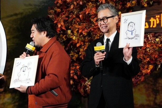 ダニエル・チョン監督から、直筆の似顔絵イラストが到着する場面も！