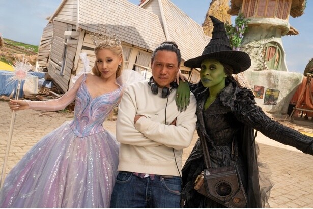 自身も熱狂的な「ウィキッド」のファンであると公言するジョン・M・チュウ監督がメガホンを取った（『ウィキッド 永遠の約束』）