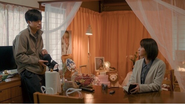 記者の福島は浅岡に取材をして「夫婦愛の象徴」として報じる