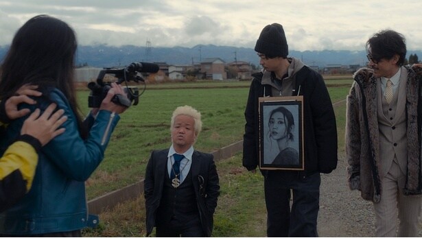 信治は世間の熱狂に呑み込まれ、やがて、かつての彼とはまるで別の人物へと変貌していく