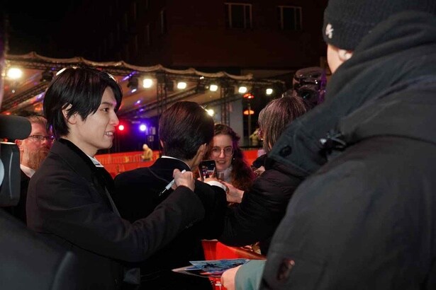 【写真を見る】ベルリン国際映画祭で現地の観客にファンサービスをする萩原利久