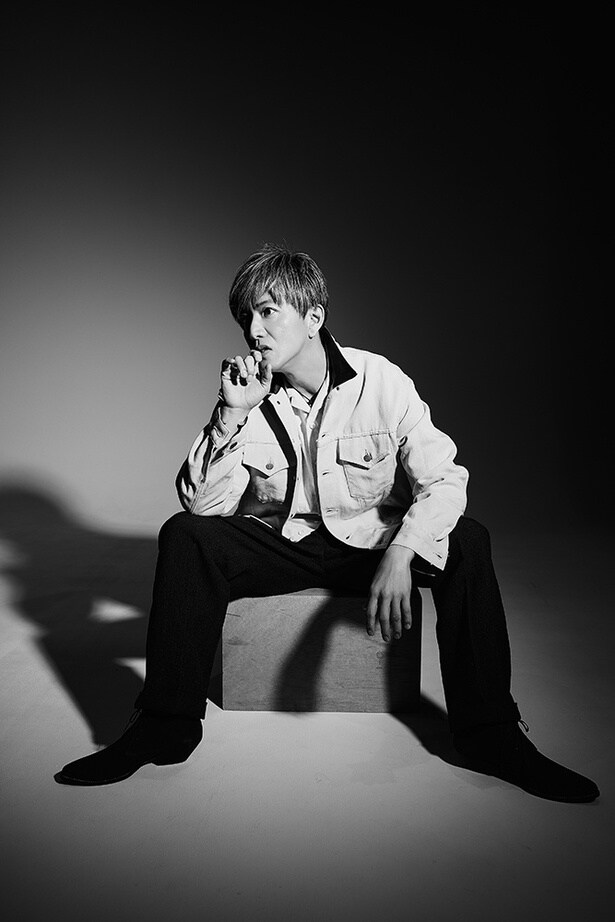 【写真を見る】木村演じる警察学校の冷酷無比な鬼教官、風間公親が新たな生徒たちと対峙する