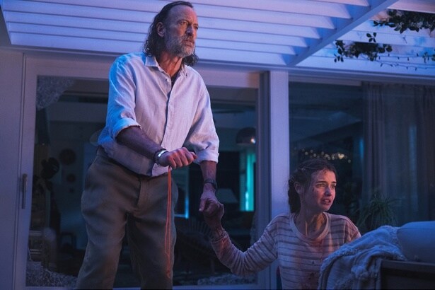 一家の父アダムを演じたのはオスカー俳優のトロイ・コッツァー