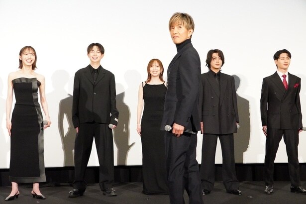 【写真を見る】映画館が“教場”に変わった！客席を巻き込んで「敬礼」「挨拶」を実演