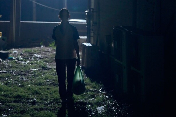 真夜中に一人、コンビニバイトに勤しむ結貴乃(『夜勤事件』)