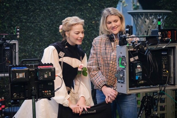 フェネル監督と主演のマーゴット・ロビーは、『バービー』で共演している