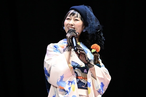 【写真を見る】伊吹マヤ役の長沢美樹は「大好きな安野モヨコ先生デザインのお着物」と笑顔