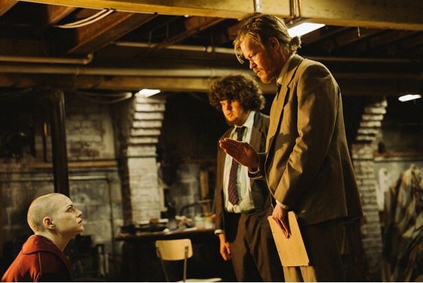 ミシェルを誘拐したテディとその従妹ドンは彼女が“地球を滅ぼすアンドロメダ星人”だと信じていた