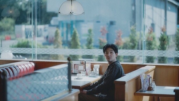 酒に溺れ飲酒運転で事故を起こし、妻と別居中の倉本(松田龍平)は禁酒を続けていたが…