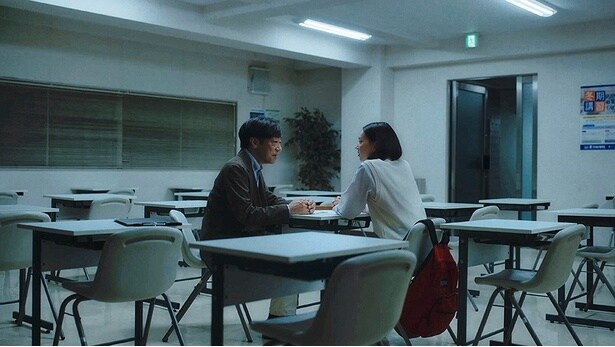 進路と家族関係に悩む高校生の祐里(中島セナ)は、学習塾で相談に乗ってくれる講師と出会うが…