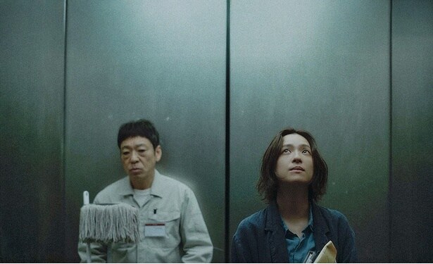 名前も性格も顔つきもまったく異なる人物として出現する、“災いそのもの”のような存在の謎の男(香川照之)