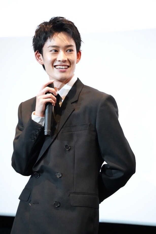 学校生活と母のケアをなんとか両立している高校生、藤村佑役の山時聡真