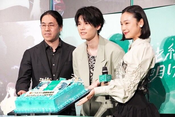 【写真を見る】萩原利久＆古川琴音も笑顔！ベルリン国際映画祭選出を祝って、特製ケーキが登場