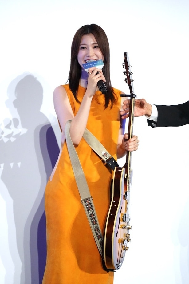 劇中で使用したギターをプレゼントされニッコリ