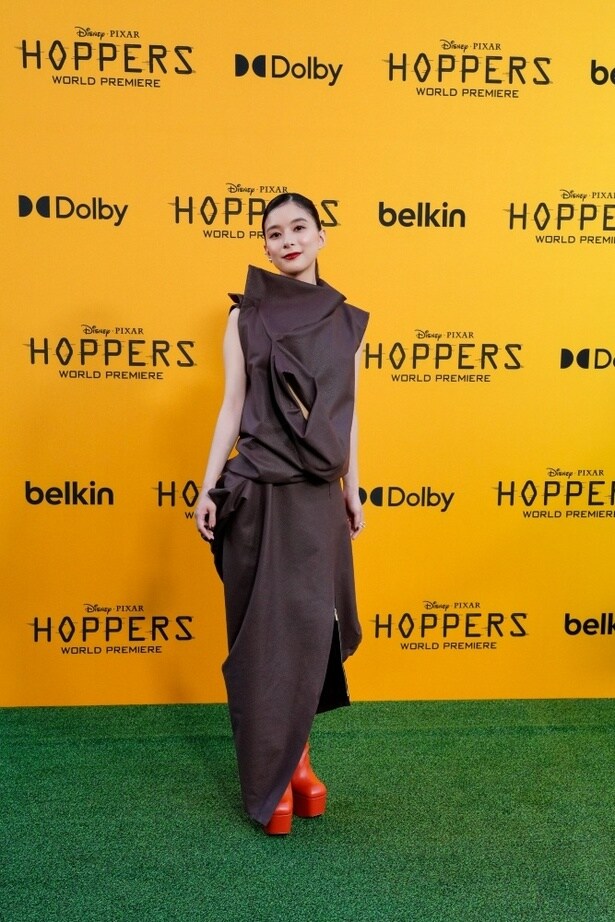 【写真を見る】芳根京子、ビーバーイメージのブラウンドレスでグリーンカーペットに登場！