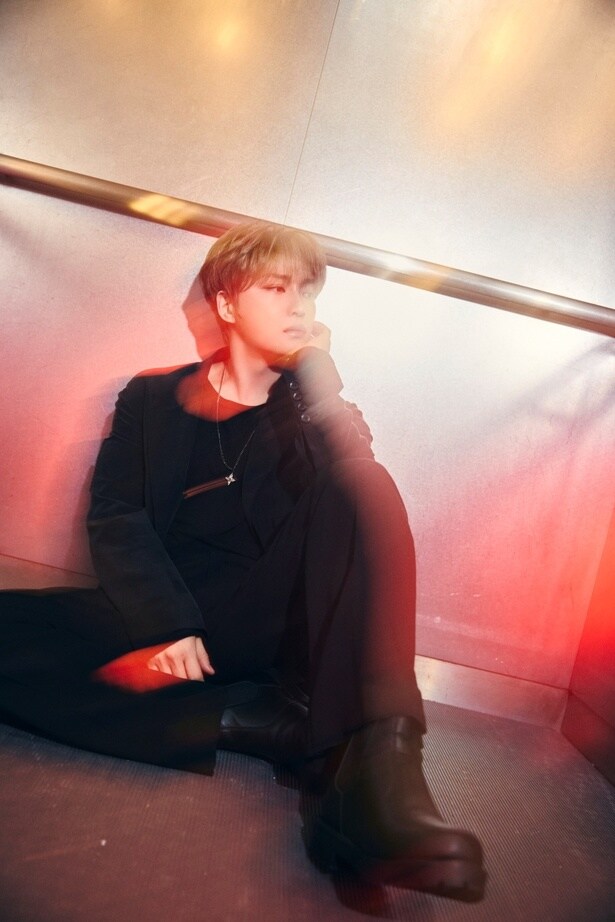 【写真を見る】撮影現場でのエピソードもたっぷり語ってくれたJAEJOONGを撮りおろし！